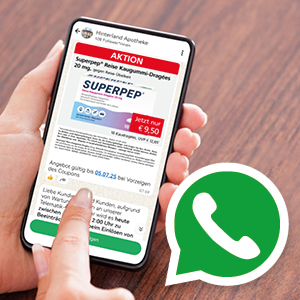 Eine Hand hält ein Smartphone, auf der ein WhatsApp-Kanal mit einem Produktangebot abgebildet ist. Daneben ist das WhatsApp Logo